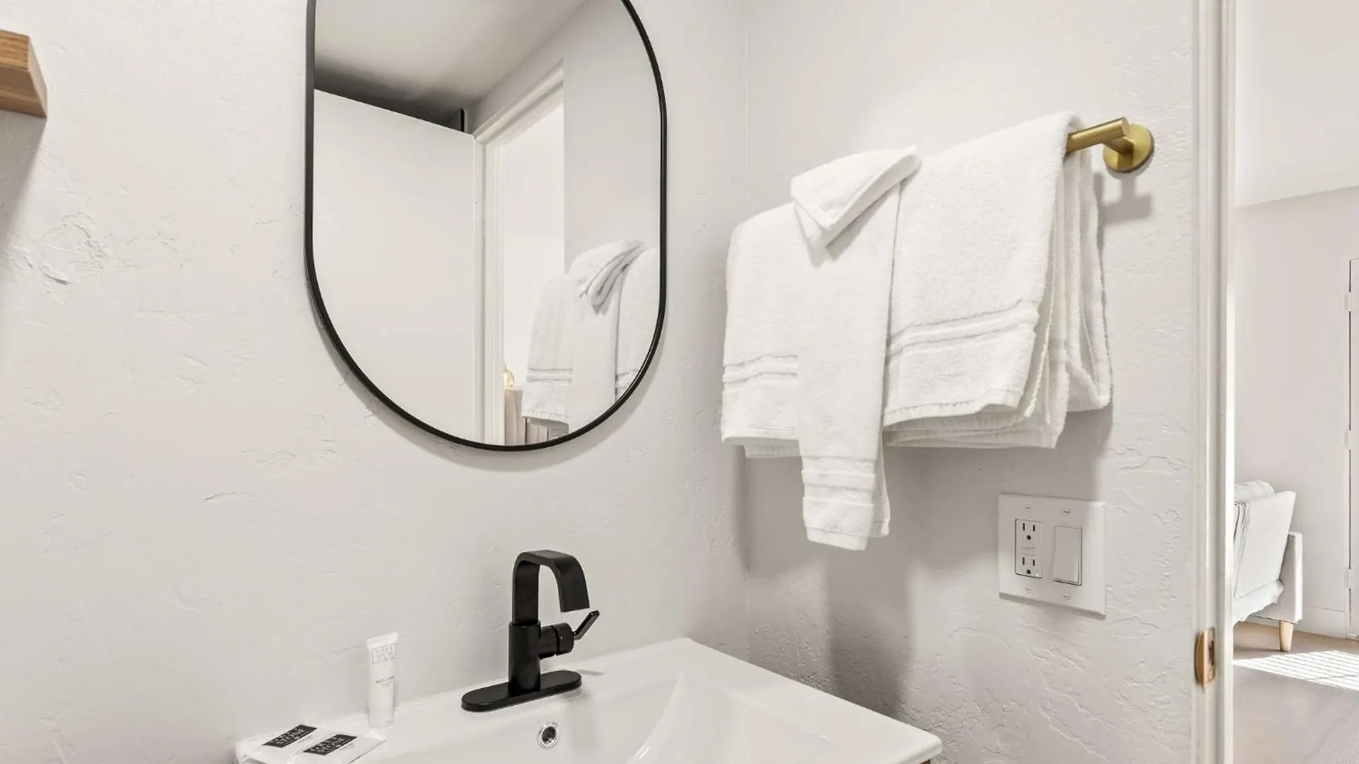 Casa Oliver Hotel & Resort - A Men'S Clothing Optional Resort In Palm Springs 0*,