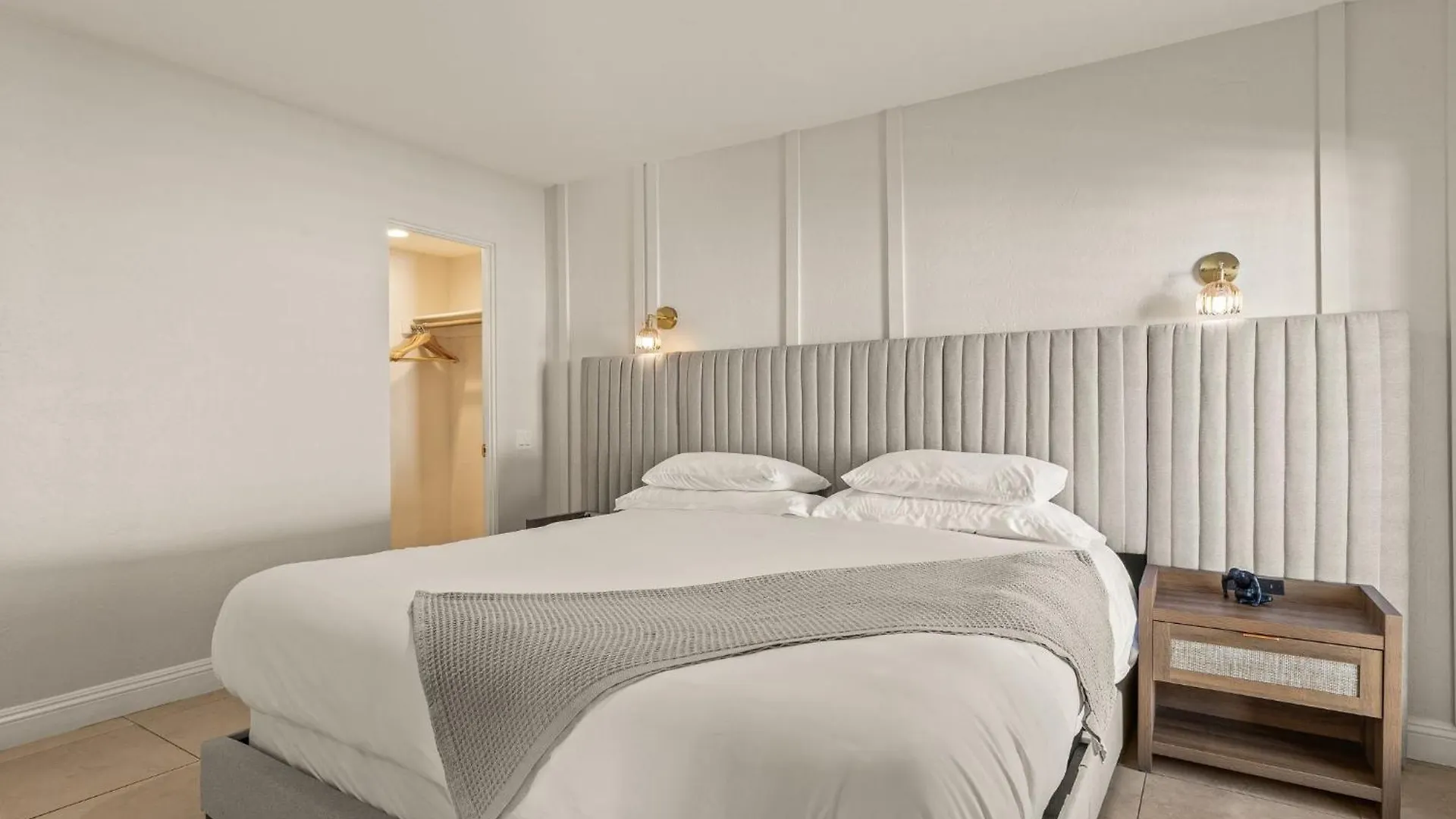Casa Oliver Hotel & Resort - A Men'S Clothing Optional Resort In Palm Springs