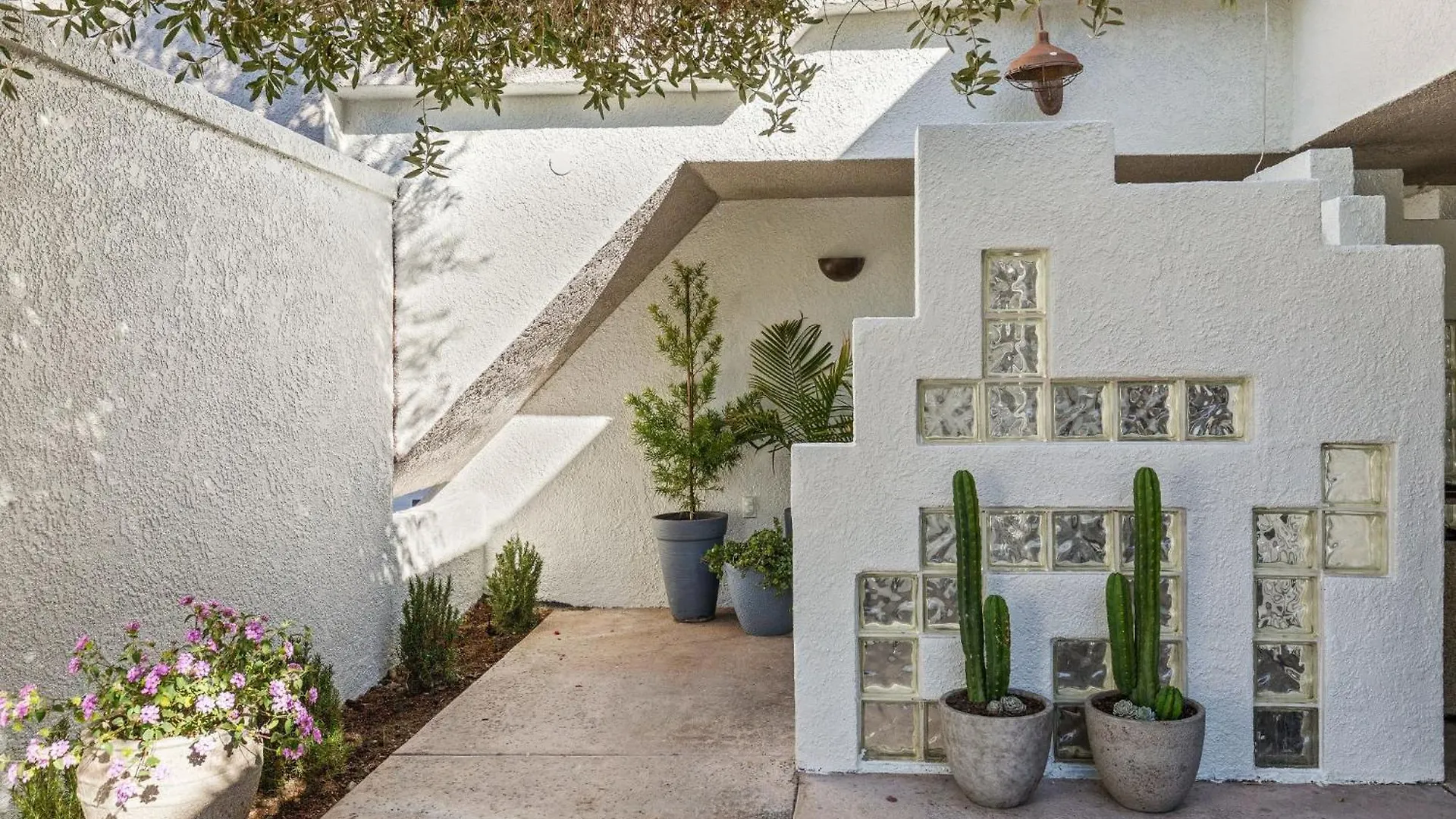 Casa Oliver Hotel & Resort - A Men'S Clothing Optional Resort In Palm Springs
